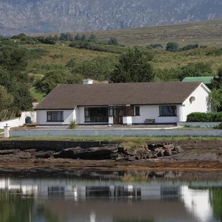 Spacious shore-side bungalow in an exclusive and historic location