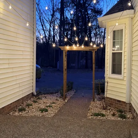 Newly remodeled, Hot Tub, 70n inch tv Private Entrance, Convenient location