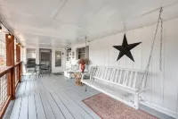 Cozy Country Cottage Just Minutes to Lake Chatuge and 15 Miles from Helen - Boutique