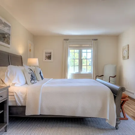 Heated Salt Pool - 10 Minutes to Newport, 5 to Beaches, Parking for 6