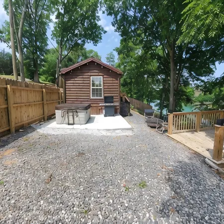 Beautiful Tiny Home log cabin on the lake - Perfect for a couples getaway!