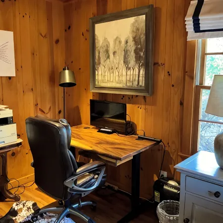 Cozy Highlands Cabin! Just 4 Miles to Town-Pet Friendly-Lots of Outdoor Space