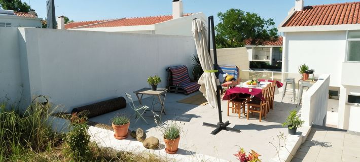 5-bedroom beach house ideal for groups 5 min walk from Carcavelos beach Ξενοδοχεία στην πόλη Οέιρας