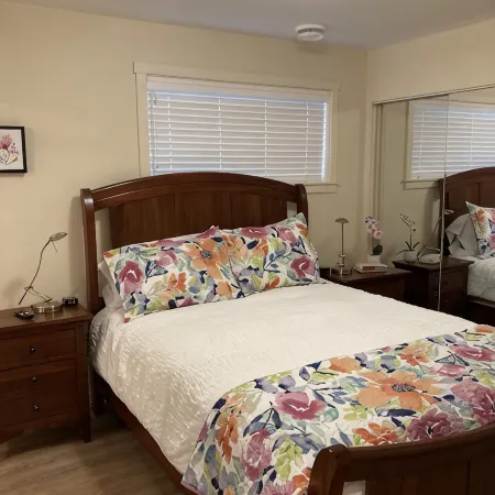 Bright Poolside 2 Bed, 2 Bath Walkout Basement Suite