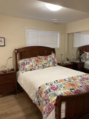 Bright Poolside 2 Bed, 2 Bath Walkout Basement Suite - Homestays