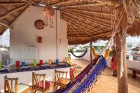 Stunning Sky Deck/Ferry & Beach 2Min/Pool/Sleeps 5-16/24-7 Security/Garden Patio - Bungalow