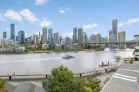 Wow! ~ Skyline City, Water + Story Bridge Views - 3-Star