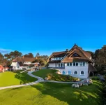 Strandhaus Ahrenshoop โรงแรมใกล้Spielplatz am Hafen