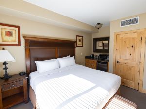 Silverado Lodge - 1 Bedroom Suite with King Bed & Pool View Apartment Hotel