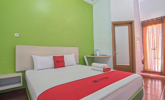 RedDoorz Plus Near Alun Alun Kuningan