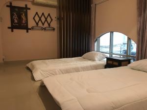 The Grand Palace Hostel