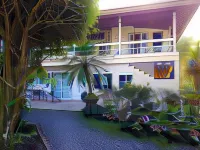 Playa Bluff Lodge