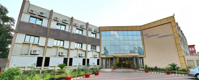 The Hindustan Residency 파노라마 컨트리 클럽 & Resort. 주변 호텔