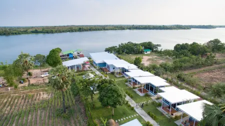 Bluemoon Riverside Resort Отели в г. Phibun Mangsahan
