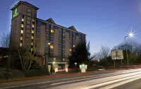 Holiday Inn Slough - Windsor Hotel dekat Datchet Railway Station