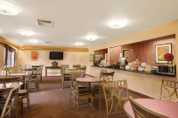 Super 8 by Wyndham Milwaukee Airport - 2-Star