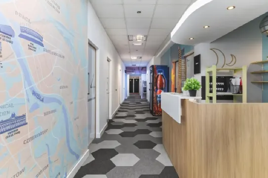 Moon Hostel Warszawa Отели рядом с достопримечательностью «Castle Square»