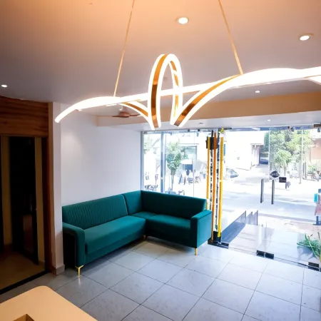 hotel emerald Отели рядом с достопримечательностью «Район Даба-Гарденс»