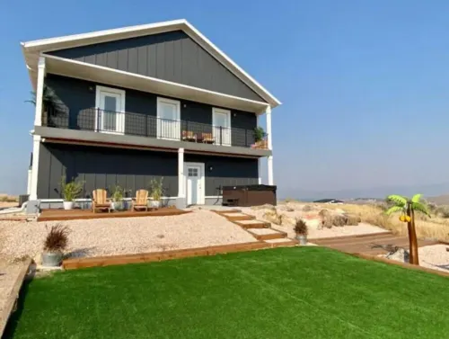 Summer mountain getaway + private hot tub!