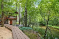 Riverfront 3BR Cabin minutes to Table Rock. Fire pit, hot tub, and game room.