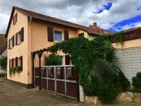 NEW since January 2015: Apartment with a sunny courtyard, garden and pool Eisenbahnmuseum Neustadt 주변 호텔
