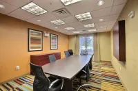 Fairfield Inn & Suites Milwaukee Airport Отели в г. Ок Крик