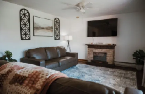 Beautiful home near I-77/64 spilt perfect for a quick stay or West Virginia stay