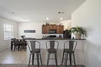 Spacious Chic Getaway - Cozy Fire Pit Relaxation