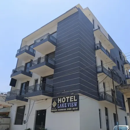 Hotel Lake View - Near Sukhna Lake