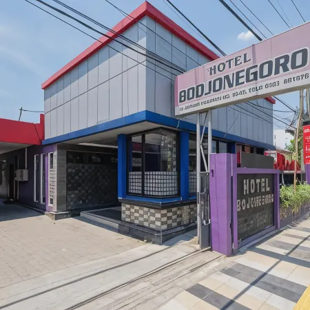 RedDoorz Near Bojonegoro Train Station