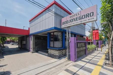 RedDoorz Near Bojonegoro Train Station