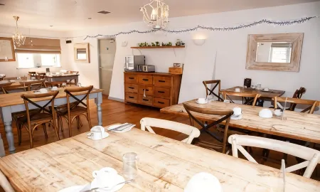 Rooms at the Nook Отели рядом с достопримечательностью «Honley Wood»