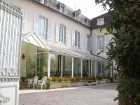 Hôtel des Cymaises Hotels in Montbard