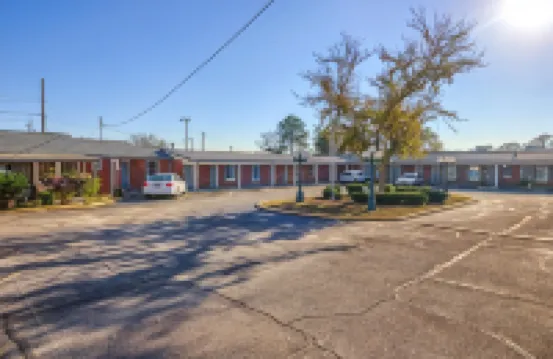 อดัมส์ อินน์