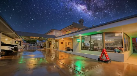 Biloela Centre Motel & Grevillea Steakhouse & Bar Отели в г. Билоила