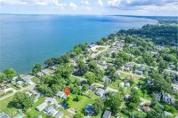 Beautiful Home with Cozy Living and Kitchen - Charming Tranquil Haven Hotels in Vermilion