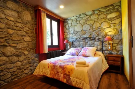 Hostal Vall d'Aneu by Arcas & Sambola