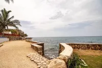 Splashing view of waves Các khách sạn ở Tower Isle
