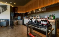 Roy's Hotel and Convention Center - bar