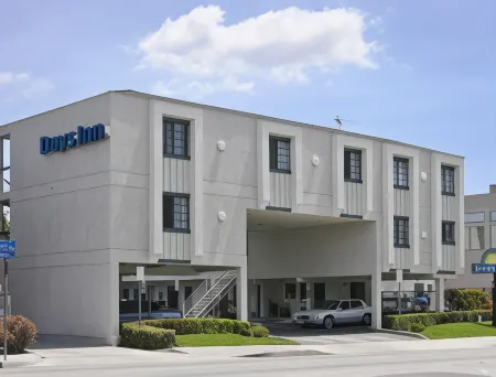 Days Inn by Wyndham Orange Anaheim Отели рядом с достопримечательностью «Университет Чапман»