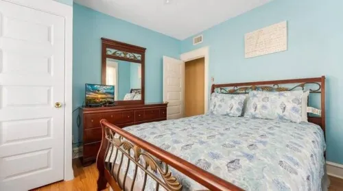 Crocus by the Sea Charming 3 Bedroom 5 Minute Walk to Free Beach Pet Friendly