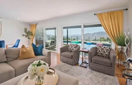 calabasas Home With stunning Views, Pool, and Jacuzzi Отели в г. Калабасас