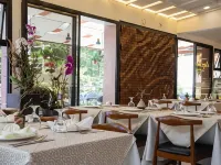 Giraffe Boutique Hotel Hotels near Good Shepherd Convent