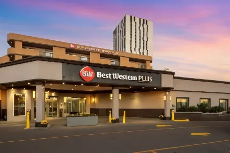 Best Western Plus Village Park Inn Отели рядом с достопримечательностью «Университет Калгари»