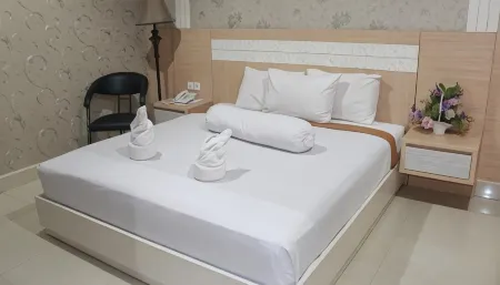 Hotel Grand Kartika Pare Pare Отели в г. Soreang