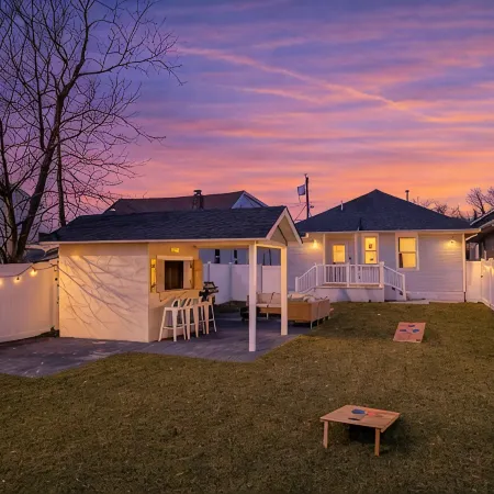 3Br Beach House~ 5 Minute Stroll to Beach & Private Outdoor Entertainment Area