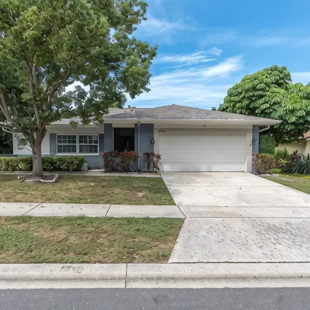 NEW* KING Bed/Centrally Located/Near Parks & Beach