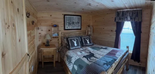 Charming 2-bedroom cabin with WiFi in North Bangor, NY.