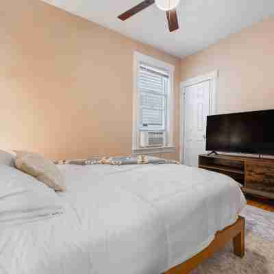 Spacious 2Br Near Statue of Liberty & Manhattan — Free Parking Rooms