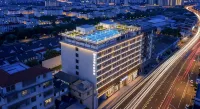 Panorama Garden Hotel with Infinity Pool at High Altitude, Jinxiangdun Yueting - Parkering